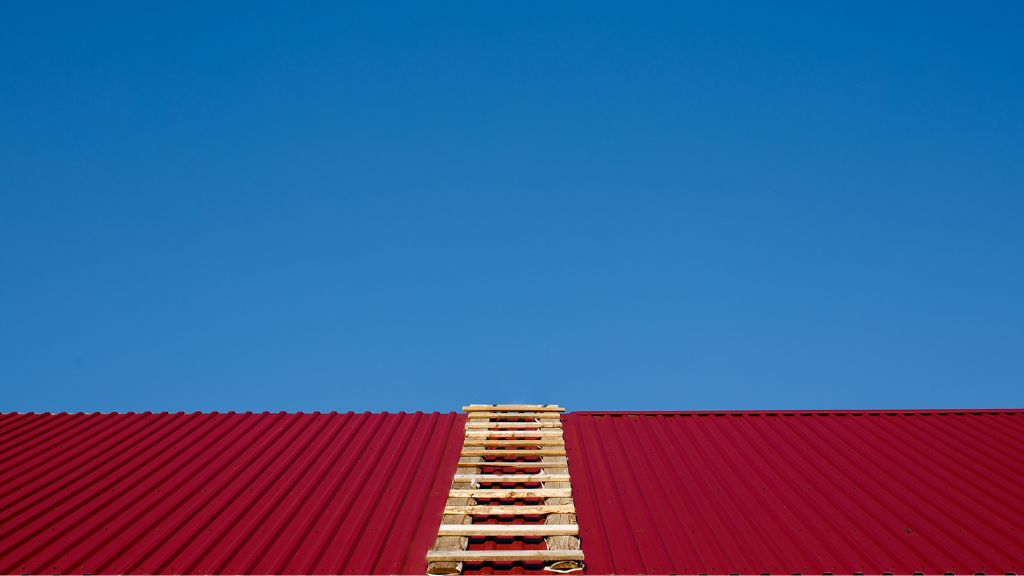 How to Put a Ladder on a Sloped Roof: A Few Pointers