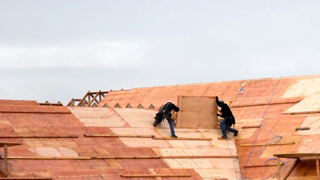why you should hire a roofing company that works with insurance claims