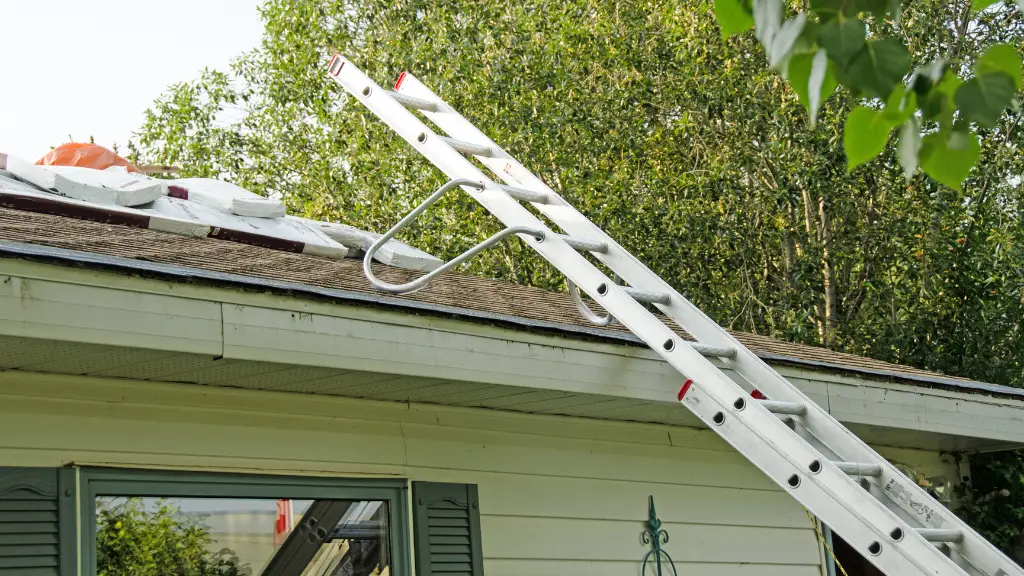 how to stabilize roof ladders on rooftop and base